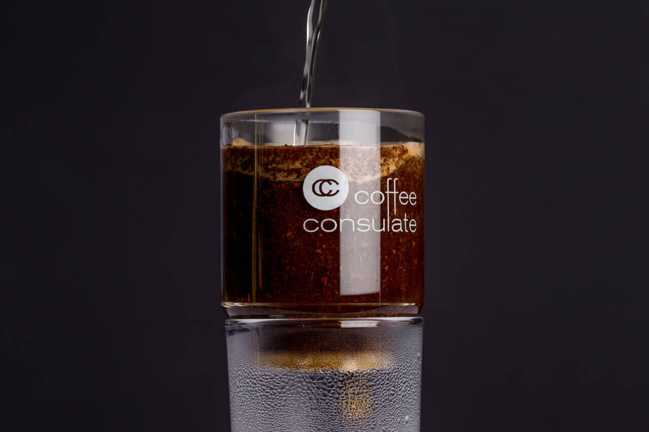 Gemahlener Kaffee wird im RS-16 Glasfilter aufgebrüht.